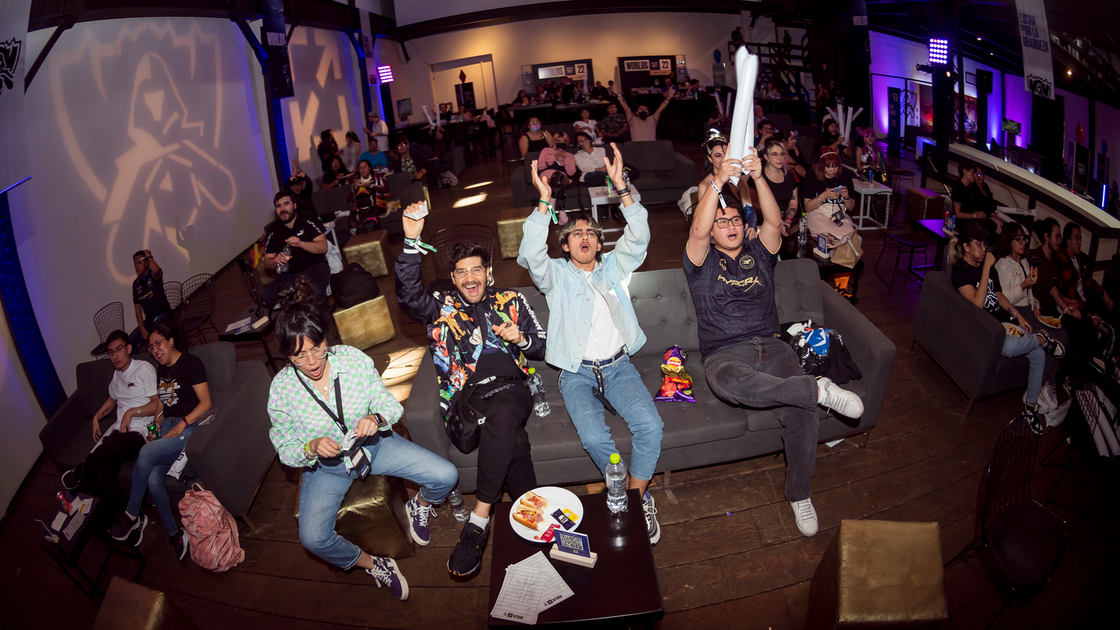 riot-games-worlds-2022-mexico-city-watch-party-crowd-cheering