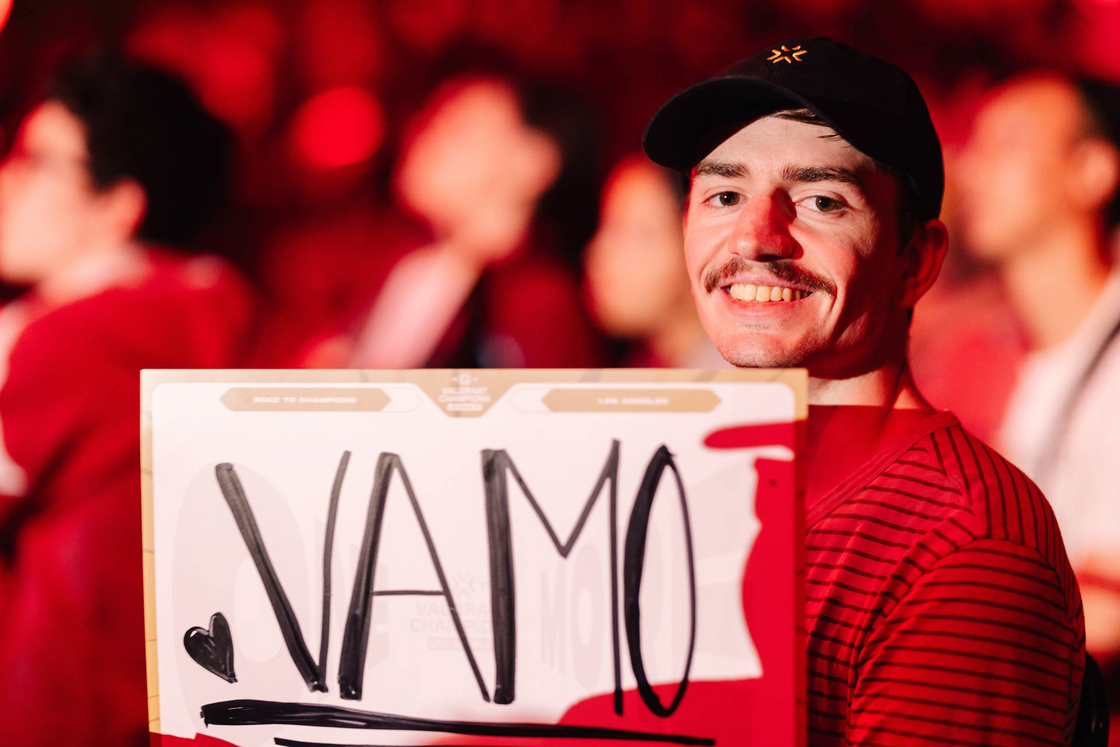 Fan at VALORANT Champions Tour 2023 holding a sign that says "Vamo"
