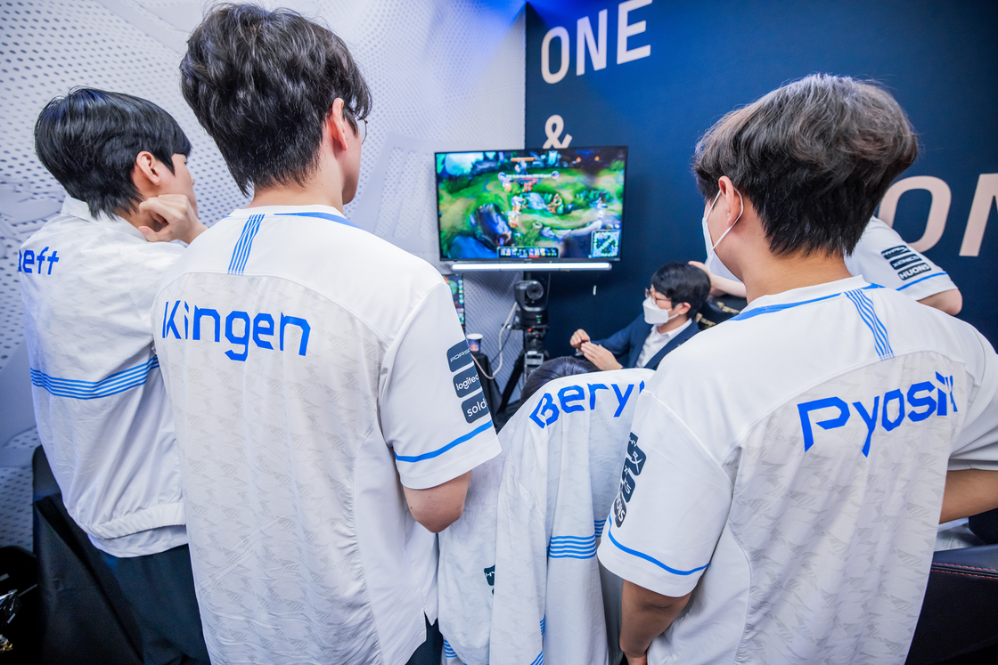 Members of DRX rewatch a moment during their match against T1 in the 2022 World Final