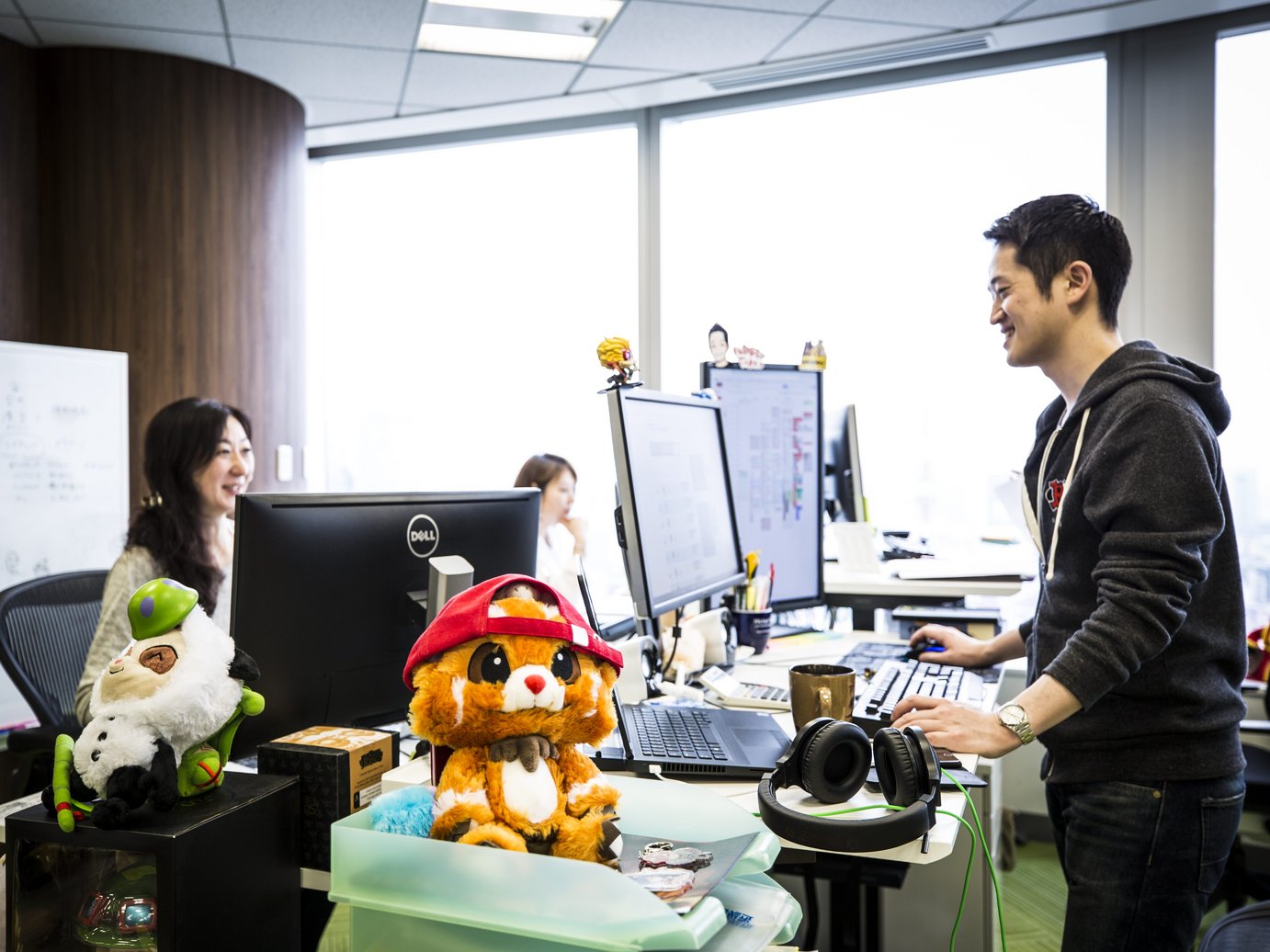 Riot games войти. Студия Riot. Офис Райот геймс. Генеральный директор Riot games. Riot games студия.
